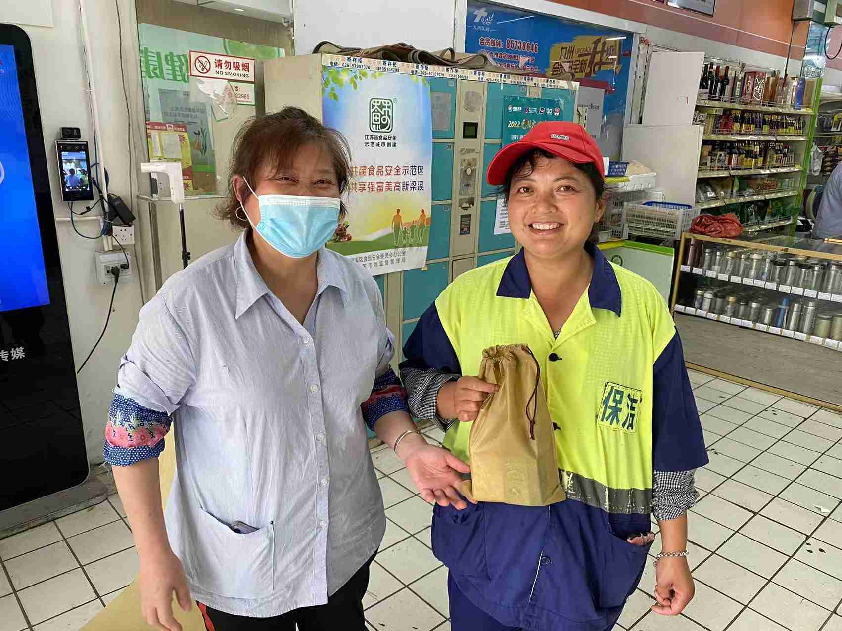 天惠超市靖海店协助慈善组织，给街道环卫工人发放夏日慰问品