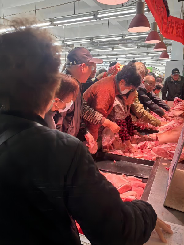 清明期间天惠超市猪肉大降价，小长假掀起购物热潮